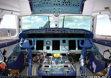 Buồng lái tiện nghi của An-148. An-148 trang bị 2 động cơ tuốc bin phản lực cánh quạt đẩy D-436 cho phép đạt tốc độ 870km/h, trần bay 12.000m, tầm bay trên 4.000km.