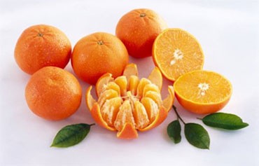 Quýt: Có những người mắc bệnh tiểu đường bị thiếu vitamin C, đó là lý do vì sao ta cần bổ sung loại vitamin này. Tuy nhiên, thay vì ta sử dụng những viên nén vitamin thì ta có thể tận dụng nguồn vitamin C dồi dào trong cam và quýt.