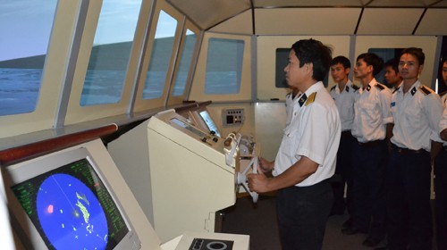 Sĩ quan của Trung tâm mô phỏng tàu tên lửa thị phạm cho các học viên sĩ quan hải quân - Ảnh: Duy Thanh