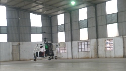 Máy bay trực thăng của kỹ sư Hiển bay biểu diễn trong garage - Ảnh: Hòa Nhân