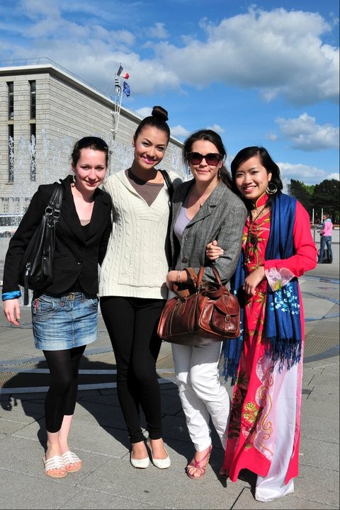 Bạn Phạm Thị Phương Thúy chụp ảnh cùng các bạn sinh viên Pháp với trang phục áo dài truyền thống
