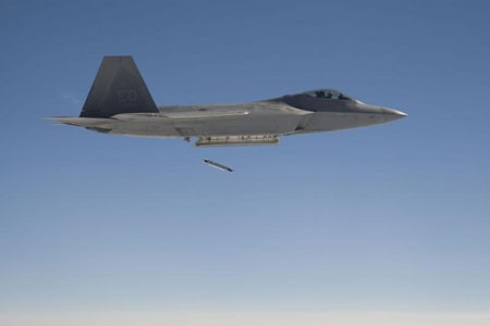 F-22 Raptor thả bom SDB I. Ảnh: f-16.net