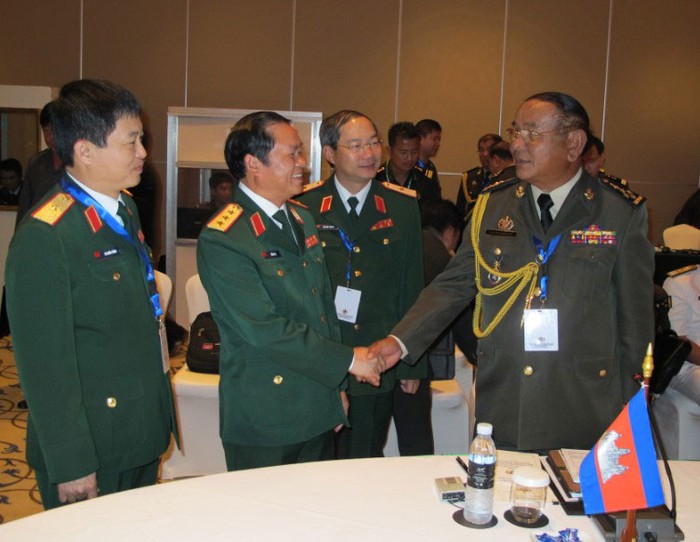 Thượng tướng Đỗ Bá Tỵ gặp gỡ Đại tướng Pôn Sa-rươn, Tổng tư lệnh Quân đội Hoàng gia Cam-pu-chia.