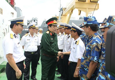 Đại tướng Phùng Quang Thanh thăm Tàu Trường Sa HQ-571