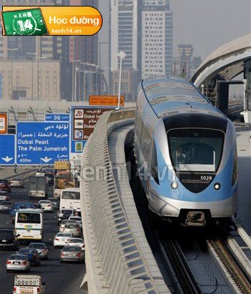 Xe điện ngầm là một phương tiện khá an toàn tại Ấn Độ, nếu được bạn nên thử chọn phương tiện này thay cho xe máy. Vì một số lý do an ninh cho chính bản thân mình. Đường xe điện ngầm Dubai rất hoành tráng và an toàn. Ảnh: Tàu điện Dubai