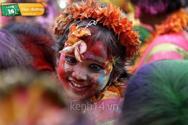 Về vui chơi thì chủ yếu ở Ấn đều mang tính tâm linh cao, những buổi tiệc màu sắc, những điệu vũ hoành tráng. Tuy nhiên về tâm lý thì không nhiều người ở Ấn muốn tụ tập, vui chơi nếu không phải là cho những lễ hội.