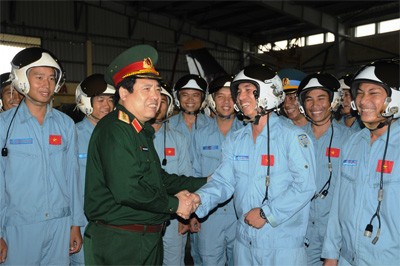 Bộ trưởng Phùng Quang Thanh thăm và động viên các phi công trẻ Trung đoàn 910
