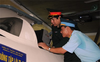 Bộ trưởng Phùng Quang Thanh tham quan Buồng tập máy bay TL - 39
