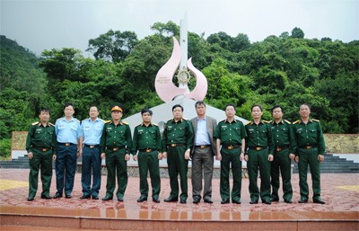 Bộ trưởng Phùng Quang Thanh tham quan di tích “Đường Hồ Chí Minh trên biển”