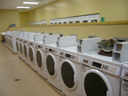 Phòng giặt quần áo trong một KTX ở Mỹ (Ảnh VTC)