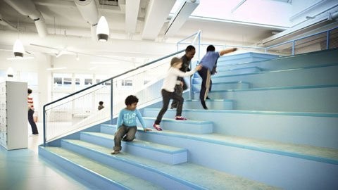 Vittra đã mở trường Telefonplan ở Stockholm theo mô hình mới này. Kiến trúc sư Rosan Bosch đã thiết kế lại trường học để trẻ có thể học tập độc lập trong các không gian mở trong khi nghỉ ngơi, hoặc thực hiện các dự án học tập theo nhóm tại các “ngôi làng”. Ảnh: Trên “Đỉnh núi” là sân chơi và nơi quan sát