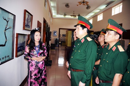 Bộ trưởng Phùng Quang Thanh thăm Bảo tàng Quang Trung