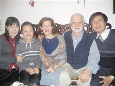Bố, mẹ và em gái Tôn Hà Anh cùng vợ chồng GS.TS Chris Maltas tại Hà Nội.