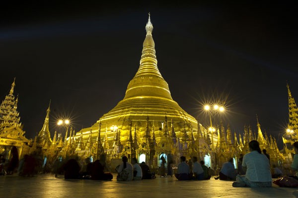 Các nhà sư đang làm lễ nhân dịp chào đón năm Phật lịch 2600 hôm 1/3/2012.
