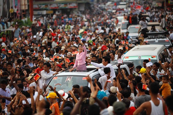 Bà Aung San Suu Kyi – lãnh đạo đảng NLD đang vẫy tay chào những người ủng hộ mình trong một cuộc vận động tranh cử tại tỉnh Mon hôm 10/3/ 2012.