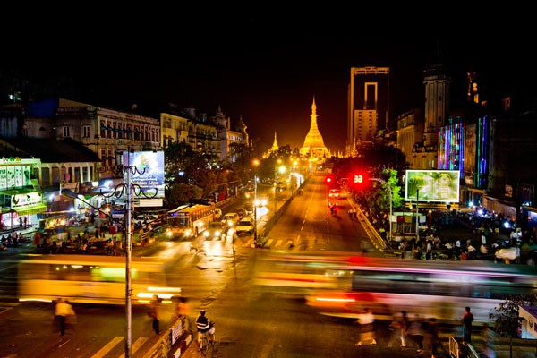 Nhưng nếu bất kỳ ai có dịp đến thăm đất nước này, Myanmar là một vùng đất với vô vàn những sự quyến rũ và luôn để lại một dấu ấn rất mạnh. Ảnh: Giao thông tấp nập tại một đường phố ở Yangon.