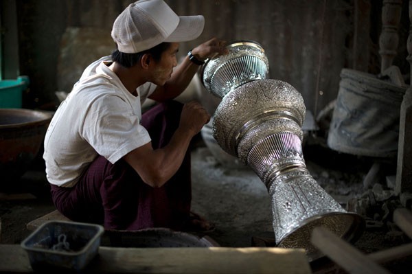 Một người thợ đang hoàn thiện tác phẩm thủ công của mình trước khi bày ra cửa hàng ở Sagaing hôm 24/2/2012.