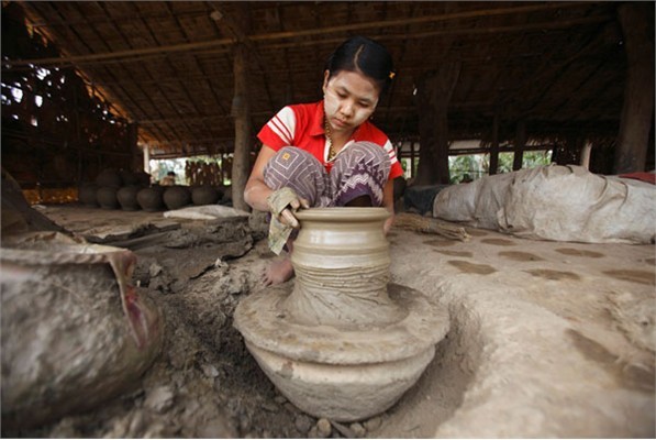 Người phụ nữ làm bình gốm ở Bago