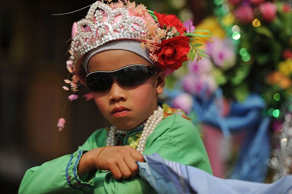 Cậu bé người dân tộc Shan cùng với trang phục truyền thống tại lễ hội của làng.