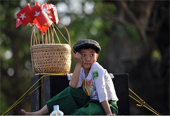 Cậu bé cùng với nắm cờ đang đứng chờ bà Aung San Suu Kyi tại một cuộc vận động tranh cử của bà ở tỉnh Naypyidaw hôm 5/3/2012.