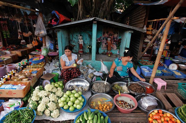 Những người bán rau của chợ Payathonzu (gần biên giới với Thái Lan) đang đợi khách.
