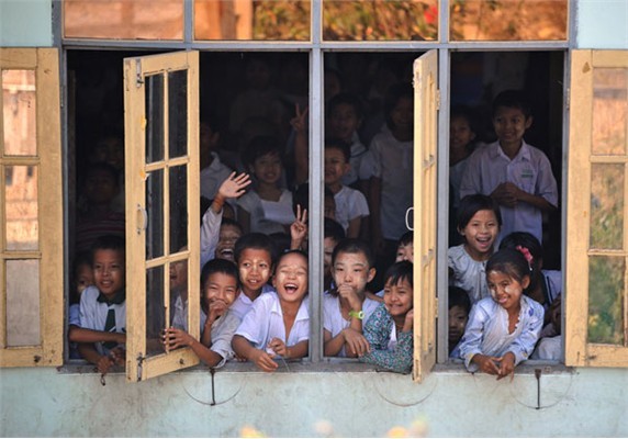 Những đứa trẻ đang đợi đón bà Aung San Suu Kyi ở Pyar Pon.