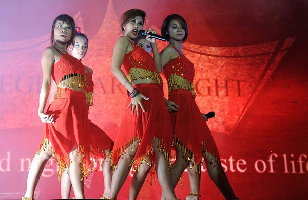 Ban nhạc nữ “The Me N Ma Girl” đang biểu diễn tại một khách sạn ở Yangon hôm 24/3/2012. Dòng nhạc pop của Myanmar hiện cũng đang chịu ảnh hưởng rất lớn từ nhạc ngoại quốc với lời hát chủ yếu về những cuộc tình tan vỡ và đau khổ. Nhóm nhạc gồm 5 cô gái của Me N Ma Girls đã tự viết lời bài hát cho mình bằng cả tiếng Anh và tiếng Miến Điện trong đó kêu gọi người dân Myanmar hòa nhập với thế giới để phát triển.