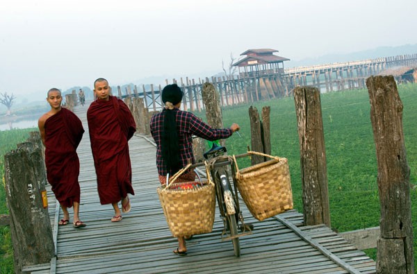Cây cầu U Bein nổi tiếng ở ngoại ô Mandalay. Đây là cây cầu dài nhất và cổ nhất bắc qua mặt hồ Taungthaman.