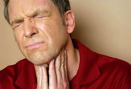 Răng khôn mọc lệch khiến người bệnh sốt cao, mệt mỏi, đau vòm miệng, sâu răng, viêm lợi.