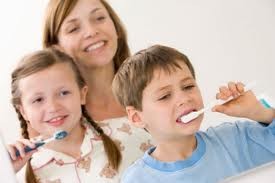 Điều trị bệnh có thể điều trị bằng cách đánh răng, dùng chỉ tơ nha khoa và thường xuyên xúc miệng nước muối, chấm thuốc Sindolor. Lợi của bệnh nhân sẽ có khả năng khôi phục lại trạng thái khoẻ mạnh ban đầu.