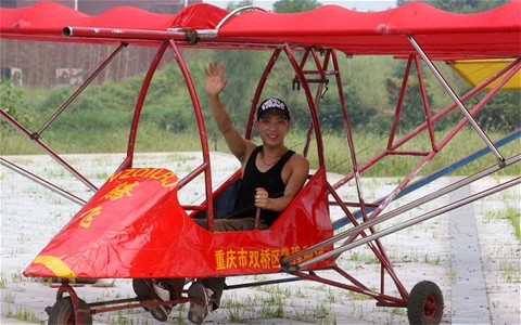 Một nông dân 24 tuổi ở Trùng Khánh dành gần như cả năm 2010 để tự làm một chiếc máy bay. Sau 12 tháng làm việc chăm chỉ, Zeng Qiang tự hào khoe chiếc máy bay mà anh đã chế tạo được. Nó mang tên "Teng Fei Yi Hao", tức là "Chuyến bay số một". Chiếc máy bay này nặng 150 kg, dài 6 m và có sải cánh 9 m. Zeng đã làm nó bằng những vật liệu như ống kim loại, vải bạt và sắt lá. Theo Zeng, anh nhen nhóm ý tưởng tự làm một chiếc máy bay từ 10 năm trước, khi nhìn thấy một chiếc phi cơ bay lượn vòng trên ngôi làng nơi anh lớn lên. Ảnh: Quirky China News / Rex Features