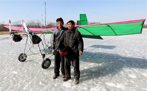 Một thợ cơ khí ôtô người Thẩm Dương đã tiến hành thành công một chuyến bay thử cho chiếc máy bay tự chế. Ding Shilu (phải), 63 tuổi, chế tạo ra chiếc phi cơ nặng 130 kg từ những vật liệu tái chế, trong đó có hai động cơ xe máy và vải. Được bay là một giấc mơ thời niên thiếu của Ding. Ông bắt đầu tự học về hàng không cách đây 10 năm. Tháng 7/2010, ông bắt đầu tự làm chiếc máy bay và kết thúc công việc này vào năm sau. Tuy nhiên, hai lần thử nghiệm đầu tiên của chiếc phi cơ đều thất bại. Ding buộc phải có một số thay đổi, trong đó có việc thêm hai động cơ phụ và giảm số cánh từ 4 xuống còn 2 chiếc. Những thay đổi này dường như tạo nên khác biệt vì Ding đã có thể thử nghiệm thành công ngay sau đó. Ông cho máy bay cất cánh và hạ cánh an toàn 10 lần liên tiếp. Ảnh: Quirky China News / Rex Features