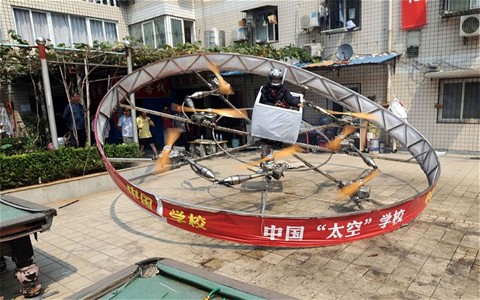 Một nông dân ở thành phố Vũ Hán thành công trong việc làm ra một chiếc đĩa bay tự chế. UFO có đường kính 4 m của Shu Mansheng được truyền lực từ 8 động cơ. Trong một lần bay thử nghiệm, Shu đã đưa chiếc đĩa bay lên cao 2 m so với mặt đất trong vòng 30 giây. UFO, tiêu tốn của Shu hơn 30.000 Nhân dân tệ (khoảng 3.000 USD), là chiếc thứ 5 theo dạng này mà anh nông dân người Vũ Hán chế ra. Ảnh: Quirky China News / Rex Features