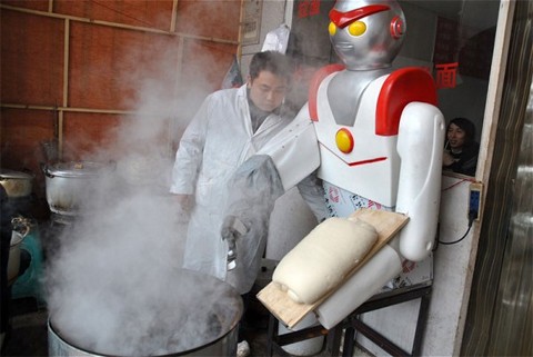 Một nhà hàng ở tỉnh Chiết Giang đã đầu tư mua một robot đặc biệt chuyên làm mỳ. Theo chủ cửa hàng có tên Hu Man, bà đã mua robot này khi chuyện làm ăn trên bờ phá sản. Bà nói: "Tôi bỏ ra hơn 10.000 Nhân dân tệ (khoảng 1.000 USD) cho robot này và hiệu quả đến tức thì. Người dân xếp hàng để mua mỳ tại nhà hàng của tôi mỗi ngày". Ảnh: Quirky China News / Rex Features