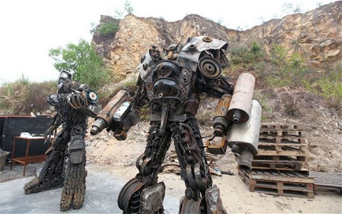 Yang Junlin là một người hâm mộ bộ phim Transformers, đến mức tự tạo ra một công ty để chế tạo những robot giống như trong bộ phim nổi tiếng. Công ty này có tên "Legend of Iron", tức là "Huyền thoại Thép", được mở tại tỉnh Quảng Đông. Yang mở công ty và thuê 10 công nhân trong nỗ lực biến mơ ước thành sự thật. Trong vòng 5 năm qua, Yang đã thiết kế hơn 1.000 kiểu robot theo phong cách Transformers. Ảnh: Quirky China News / Rex Features