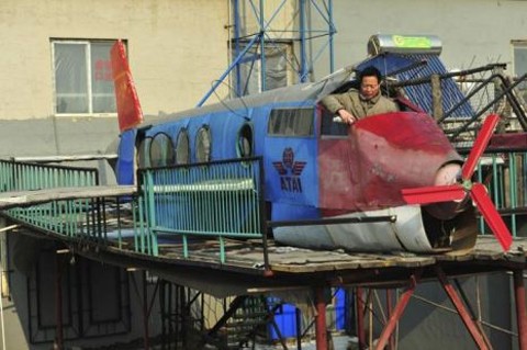 Li Jingchun, một người nông dân 58 tuổi, tự chế tạo một chiếc máy bay tại nhà của ông ở Thẩm Dương, tỉnh Liêu Ninh. Chiếc máy bay dài 5 m và rộng 1,5 m này chủ yếu được làm ra từ những tấm sắt tái chế. Li và các thành viên trong gia đình của ông mất hai năm và hơn 40.000 Nhân dân tệ (khoảng 4.000 USD) để làm ra chiếc máy bay. Ảnh: EuroPics