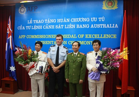 Ngài Andrew Colvin và Trung tướng Phạm Quý Ngọ trao Huân chương ưu tú cho Thiếu tướng Vũ Hùng Vương và Thiếu tướng Trần Gia Cường.