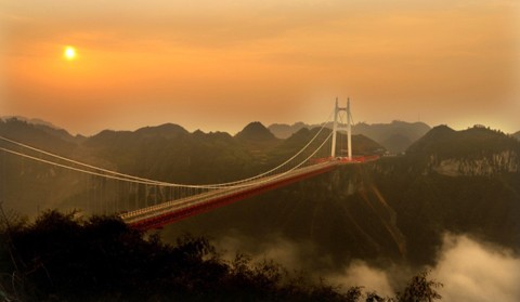 Cây cầu Ải Trại (Aizhai) nằm tại tỉnh Hồ Nam, Trung Quốc mới đi vào hoạt động từ ngày 31/3 và lập các kỷ lục về độ cao, độ dài và các kỹ thuật xây dựng cầu treo qua hẻm núi hiện đại nhất thế giới. Ảnh: ChinaFotoPress