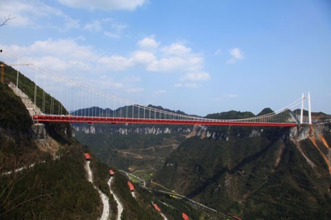 Cầu dài 1.176 m, ở độ cao 350 m, nối liền hai thành phố ở phía nam Trung Quốc. Ảnh: AFP