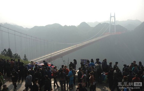 Người dân tụ tập để chiêm ngưỡng cây cầu tráng lệ trong lễ thông xe ngày cuối tuần trước. Ảnh: Ifeng