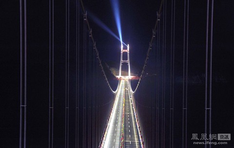Buổi đêm, cây cầu trở nên lung linh dưới ánh sáng của những ngọn đèn. Ảnh: Ifeng