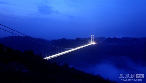 Ải Trại là cây cầu treo thứ tư của Trung Quốc bắc qua thung lũng giữa hai ngọn núi. Trên thế giới có 400 cây cầu như thế này nhưng Ải Trại là cầu có nhịp chính dài nhất trong số đó. Ảnh: Ifeng