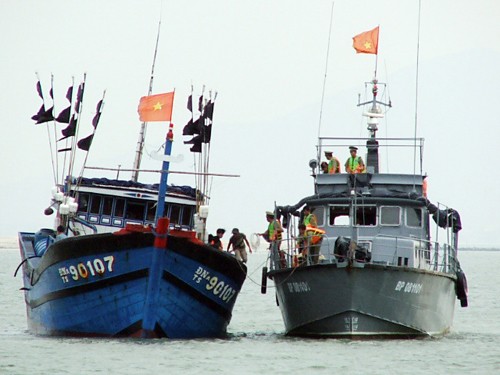 Tàu của BĐBP Đà Nẵng luôn sát cánh trên biển cùng tàu ngư dân - Ảnh: HC