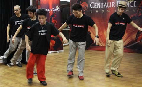 Trước các bạn nhảy người Singapore, các chàng trai Hà thành tiếp tục phô diễn kỹ thuật popping điêu luyện và đồng bộ, làm “bùng nổ” khán phòng.