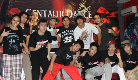 Sau khi giao lưu với hai nhóm nhảy nổi tiếng là Jinjo (Hàn Quốc), Badtrip (Pháp) tại TP HCM, 5 chàng trai vừa được tổ chức chuyến thi đấu giao lưu với các nhóm nhảy popping ở Singapore. Đối thủ của Milky Way lần này là nhóm nhảy popping hàng đầu của Singapore, Poppers Action Party. Trong buổi thi đấu diễn ra vào tối 26/3 tại Dance Meet Studio (Singapore), nhiều thành viên của hai nhóm thể hiện sự thân thiện bằng cách chọn trang phục cùng màu đen và mang đến không khí sôi nổi, vui nhộn.