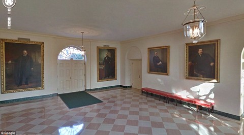 Chân dung các đời tổng thống Mỹ và đệ nhất phu nhân trên tường bên trong Nhà Trắng.