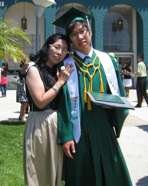 Quang Thạch và mẹ trong ngày tốt nghiệp THPT