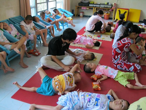 Quang Thạch trong một buổi thăm các em nhỏ ở mái ấm Thiện Duyên (Củ Chi) vào tháng 7 năm 2011