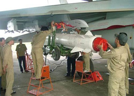 Có sự khác biệt khá lớn về nguồn gốc các vũ khí trang bị cho Su-27/30 của Việt Nam và Trung Quốc, trong ảnh một tên lửa hành trình đối đất Kh-29T đang được gắn lên cánh Su-27SK của Không quân Việt Nam.