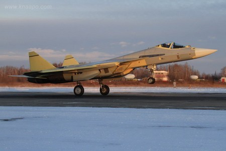 Mẫu thử nghiệm Su-T-50 thứ ba đã có một số thay đổi về cấu trúc và được lắp đặt nhiều hệ thống điện tử hàng không mới nhất của Nga.